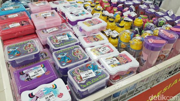 Perlengkapan sekolah di Transmart Carrefour