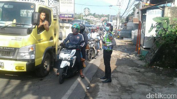 Kawasan Puncak Padat, Polisi Berlakukan Satu Arah ke Atas
