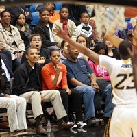 Michelle Obama menukar high-heels dengan sneakers hitam saat menonton pertandingan basket.  (Foto: Getty Images)