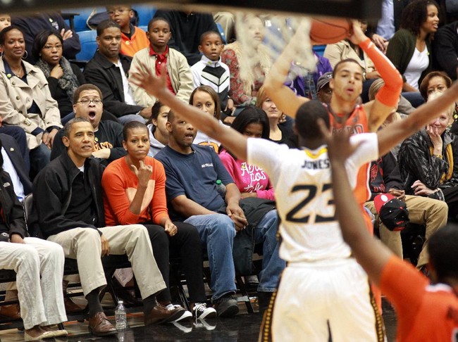 Michelle Obama menukar high-heels dengan sneakers hitam saat menonton pertandingan basket.  (Foto: Getty Images)