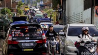 Kemacetan yang terjadi bahkan sampai membutuhkan waktu perjalalan sekitar tiga jam dari Soreang menuju Ciwidey. Pool/Wisma Putra.