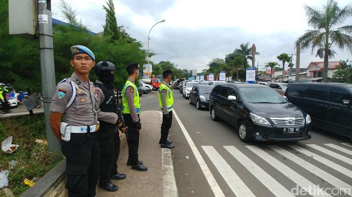 Lalin dari Cianjur Padat, Puncak ke Bawah Diberlakukan One Way