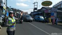 Kawasan Puncak Padat, Polisi Berlakukan Satu Arah ke Atas