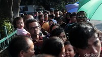 Penampakan antrean warga untuk naik bus tingkat.