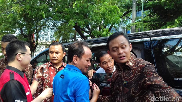 Keliling Kota Solo, Jokowi Bagi-bagi Sarung dan Sembako