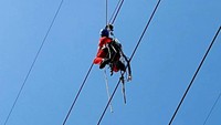 Proses penurunan balon memerlukan waktu selama tiga jam. Dok, PLN.