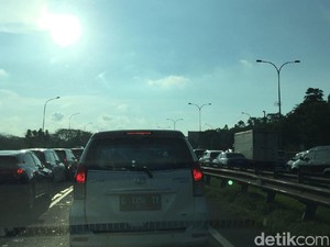 Imbas Keluar-Masuk Mobil di Rest Area, Lalin Tol Cikampek Padat