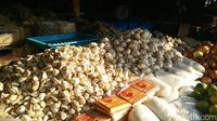 Bumbu dapur: kemiri.