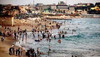 Sejumlah warga Muslim di Israel memanfaatkan libur Lebaran dan berkunjung ke Laut Mediterania. REUTERS/Amir Cohen.