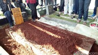 Tanah pusara almarhumah ibunda Mira dan Indra Lesmana tertutup rapih. Foto: Veynindia Estaloni Pardede