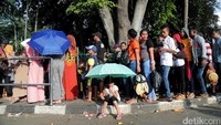 Antrean warga terlihat dari berbagai kalangan, mulai dari orang tua sampai anak-anak.