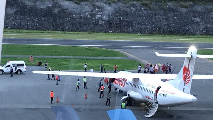 Ambulans Nyelonong ke Apron, Penerbangan di Bandara Luwuk Delay