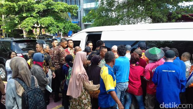 Keliling Kota Solo, Jokowi Bagi-bagi Sarung dan Sembako