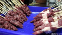 Sate Domba Garut ini kini menjadi menu baru yang ngehits di sekitar wilayah Garut. Pool/Hakim Ghani.