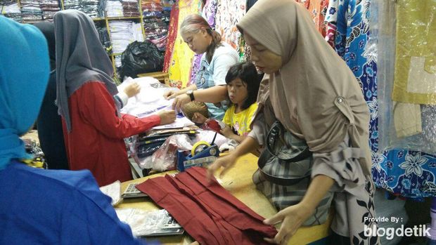 Perlengkapan sekolah laris menjelang tahun ajaran baru