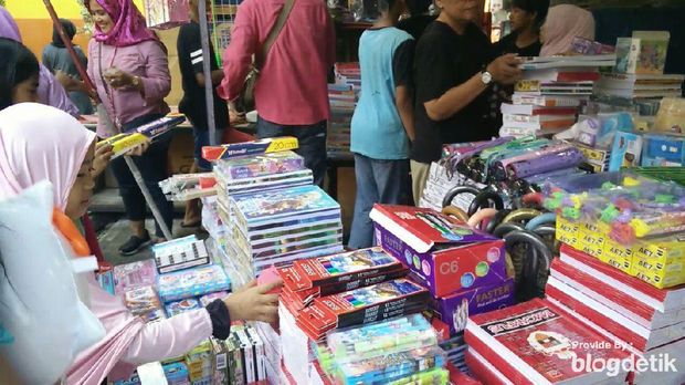 Orang tua membeli perlengkapan sekolah untuk tahun ajaran baru