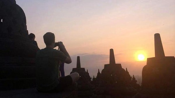 Di akun Facebooknya dia memperlihatkan sunset Borobudur yang indah (Foto: Facebook Mark Zuckerberg)