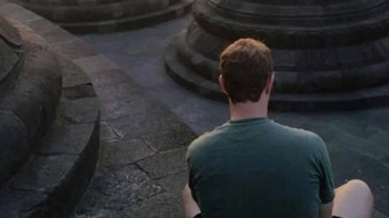 Ini saat dia mengunjugi Candi Borobudur di Indonesia dengan busana khasnya berupa kaos. Bahkan, ia memakai celana pendek saja. Foto: Facebook Mark Zuckerbeg