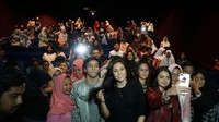 Wulan Guritno dan Jefri Nichol antusias menerima foto bareng dengan penonton. Foto: Dokumen Screenplay Productions