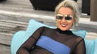 kaca mata besar serta potongan rambut cepak merupakan gaya khas model usia 25 tahun itu. Foto: Instagram Kimmy Jayanti
