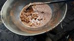 Nikmatnya Rendang khas Minang yang Dimasak dengan Kayu Bakar