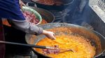 Nikmatnya Rendang khas Minang yang Dimasak dengan Kayu Bakar
