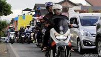 Untuk kendaraan roda empat butuh waktu tiga jam untuk sampai di kawasan wisata Ciwidey, sedangkan untuk roda dua membutuhkan waktu sekitar dua jam. Pool/Wisma Putra.
