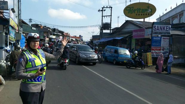 Urai Macet di Puncak, Gerbang Tol Ciawi Dibuka 8 Gate