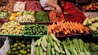 Memasuki hari keempat pasca Lebaran, harga bahan pangan berangsur turun.