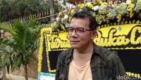 Wajah duka terlihat dari sang menantu yang  tak lain suami dari Mira Lesmana, Mathias Muchus. Foto: Veynindia Estaloni Pardede