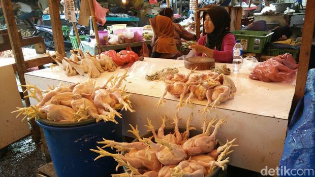 Pedagang ayam di Pasar Kemiri Muka Depok