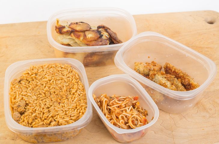 menyimpan makanan sisa