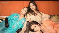 Dengan balutan kaftan merah muda, Nia Ramadhani dengan dua anggota girls squad memang menawan. Foto: Instagram Nia Ramadhani