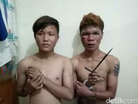 Dua remaja pelaku pencurian sepeda motor di Bekasi.