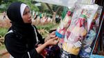 Penjualan Oleh-oleh di Monas Ramai Pembeli