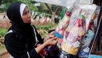 Berbagai macam produk oleh-oleh bisa ditemui wisatawan.