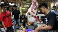 Sate daging Domba Garut ini kemudian dibakar di tungku api yang tidak menyala atau warga Garut menyebutnya teknik ganggang selama 15 menit saja. Setelah matang, sate Domba Garut ini disajikan dengan bumbu kacang serta kecap, irisan cabai merah, bawang merah dan jeruk nipis. Pool/Hakim Ghani.