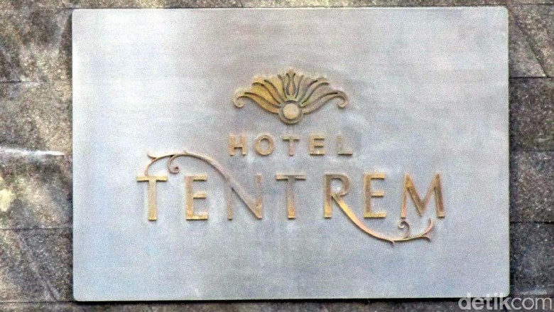 Barack Obama dan keluarga tiba di Hotel Tentrem Yogyakarta untuk menginap. Barack Obama dan keluarga tiba di Hotel Tentrem Yogyakarta untuk menginap.
