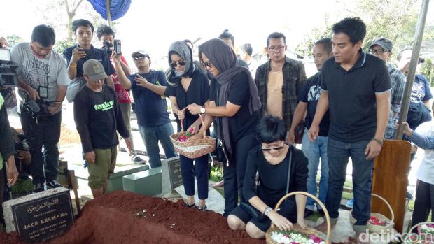 Pemakaman ibunda Indra dan Mira Lesmana di TPU Tanah Kusir, Jakarta Selatan. 
