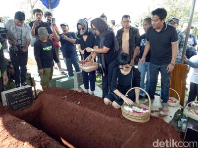 Duka Menyelimuti Pemakaman Ibunda Mira Lesmana dan Indra Lesmana