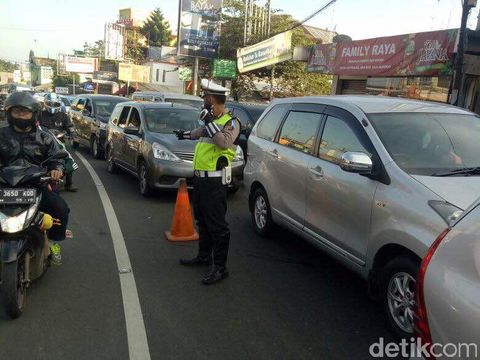 Kawasan Puncak Padat, Polisi Berlakukan Satu Arah ke Atas