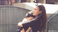 Begitu juga dengan Eva Celia yang tak kuasa menitikkan air mata saat kehilangan sang nenek. Foto: Veynindia Estaloni Pardede