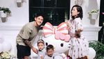 Gemas! Keluarga Irfan Bachdim Liburan di Singapura
