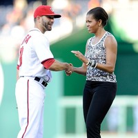 Michelle Obama dengan sneakers Converse abu-abu kesayangnya. (Foto: Getty Images)