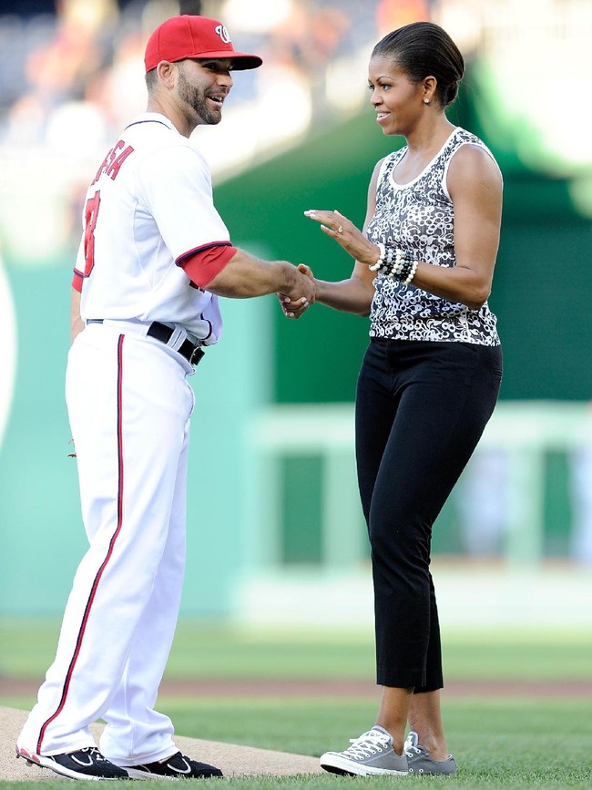 Michelle Obama dengan sneakers Converse abu-abu kesayangnya. (Foto: Getty Images)