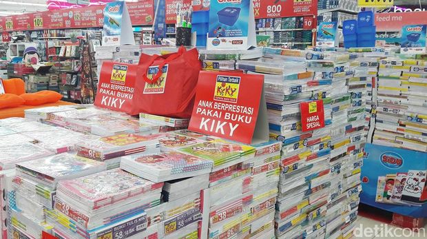 Perlengkapan sekolah di Transmart Carrefour
