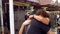 Mira Lesmana tak kuasa menahan air mata atas kehilangan sang ibunda yang wafat di usia 88 tahun itu. Foto: Veynindia Estaloni Pardede