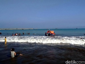 Ayah dan Anak Terseret Ombak Teluk Palabuhanratu, Satu Ditemukan Tewas