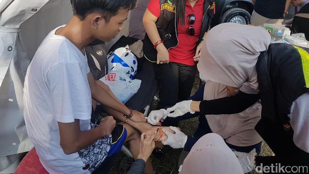 Wisatawan Pantai Anyer dirawat di Posko Kesehatan.