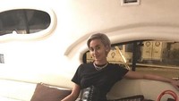 Kaki jenjangnya kerap menghiasi setiap unggahan fotonya di laman media sosial miliknya. Foto: Instagram Kimmy Jayanti